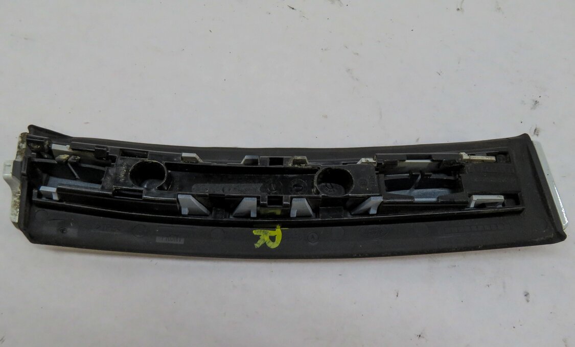 Thumbnail 5: 2017 LAND ROVER DISCOVERY SPORT (L550) FRONT RIGHT DOOR LOWER MOULDING (WHITE)