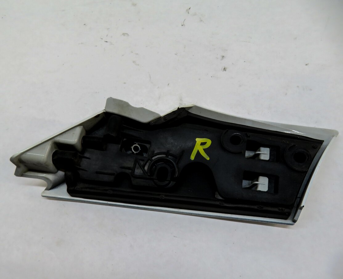Thumbnail 5: 2017 LAND ROVER DISCOVERY SPORT (L550) FRONT RIGHT DOOR MOULDING CAP TRIM WHITE