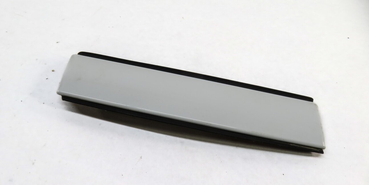 2017 LAND ROVER DISCOVERY SPORT (L550) LEFT DRIVER DOOR MOULDIG DRIP TRIM WHITE