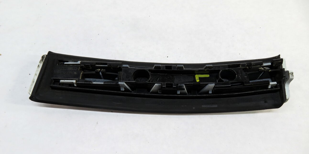 Thumbnail 5: 2017 LAND ROVER DISCOVERY SPORT (L550) LEFT DRIVER DOOR MOULDIG DRIP TRIM WHITE