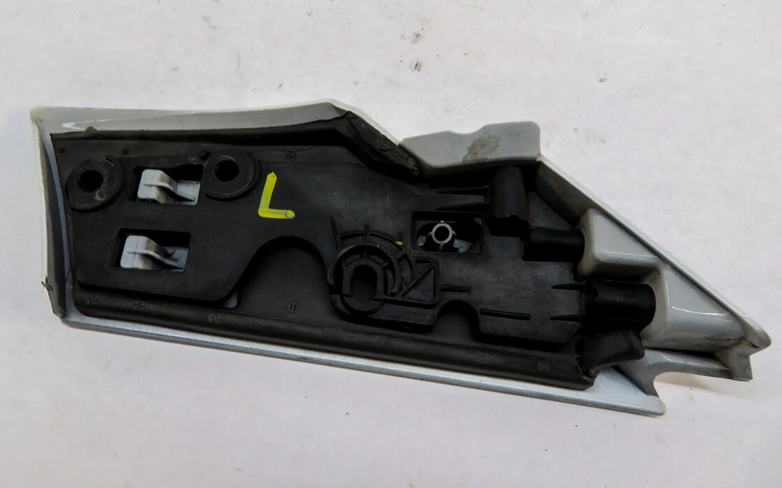 Thumbnail 5: 2017 LAND ROVER DISCOVERY SPORT (L550) LEFT DRIVER DOOR MOULDING CAP TRIM WHITE