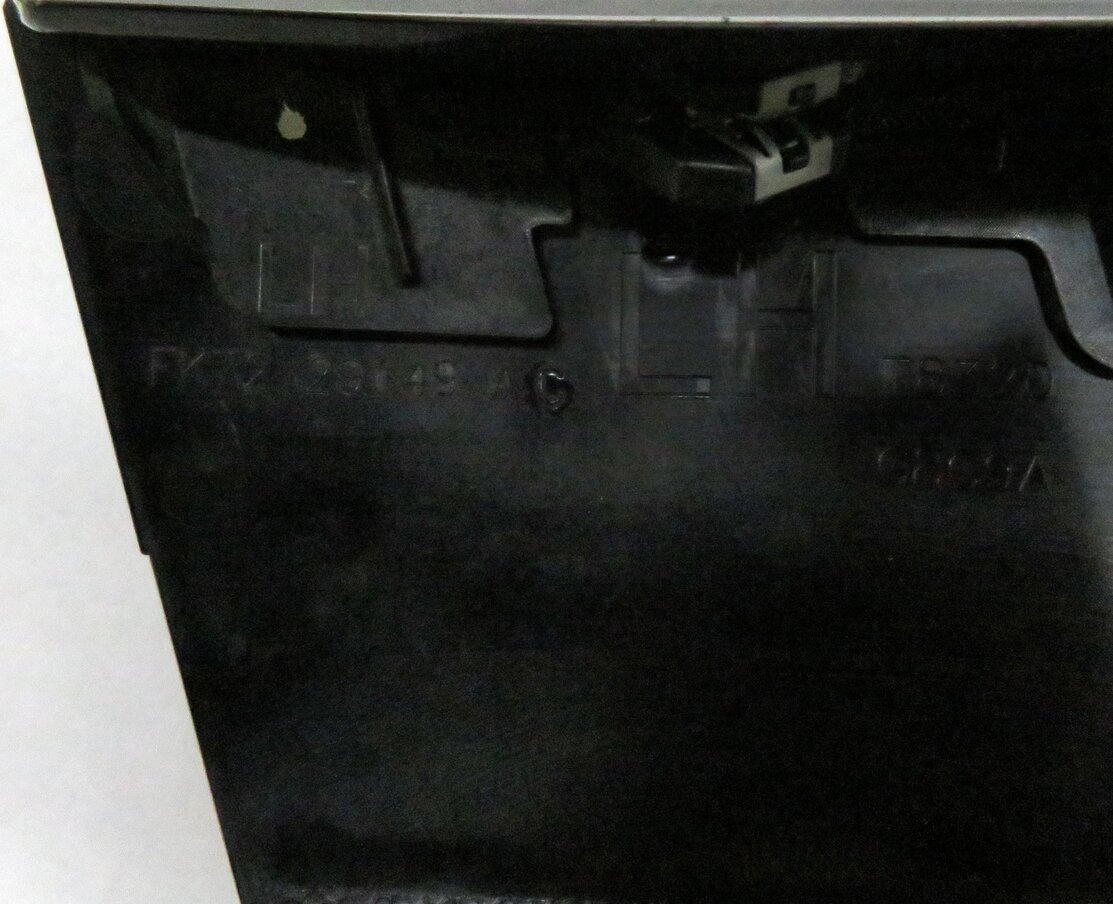 Thumbnail 6: 2017 DISCOVERY SPORT (L550) REAR LEFT EXTERIOR TRUNK WINDOW PILAR TRIM (BLACK)