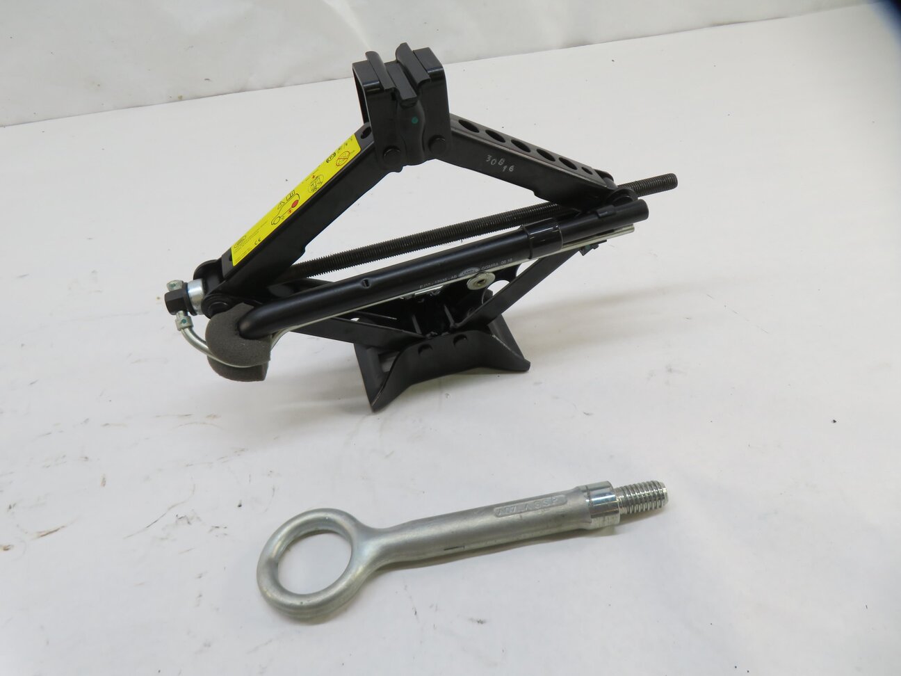Thumbnail 3: 15-23 LAND ROVER DISCOVERY SPORT (L550) EMERGENCY ROADSIDE TIRE SCISSOR JACK