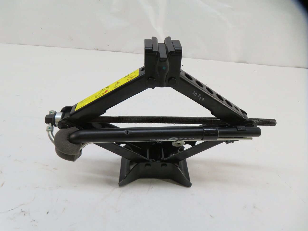 Thumbnail 6: 15-23 LAND ROVER DISCOVERY SPORT (L550) EMERGENCY ROADSIDE TIRE SCISSOR JACK