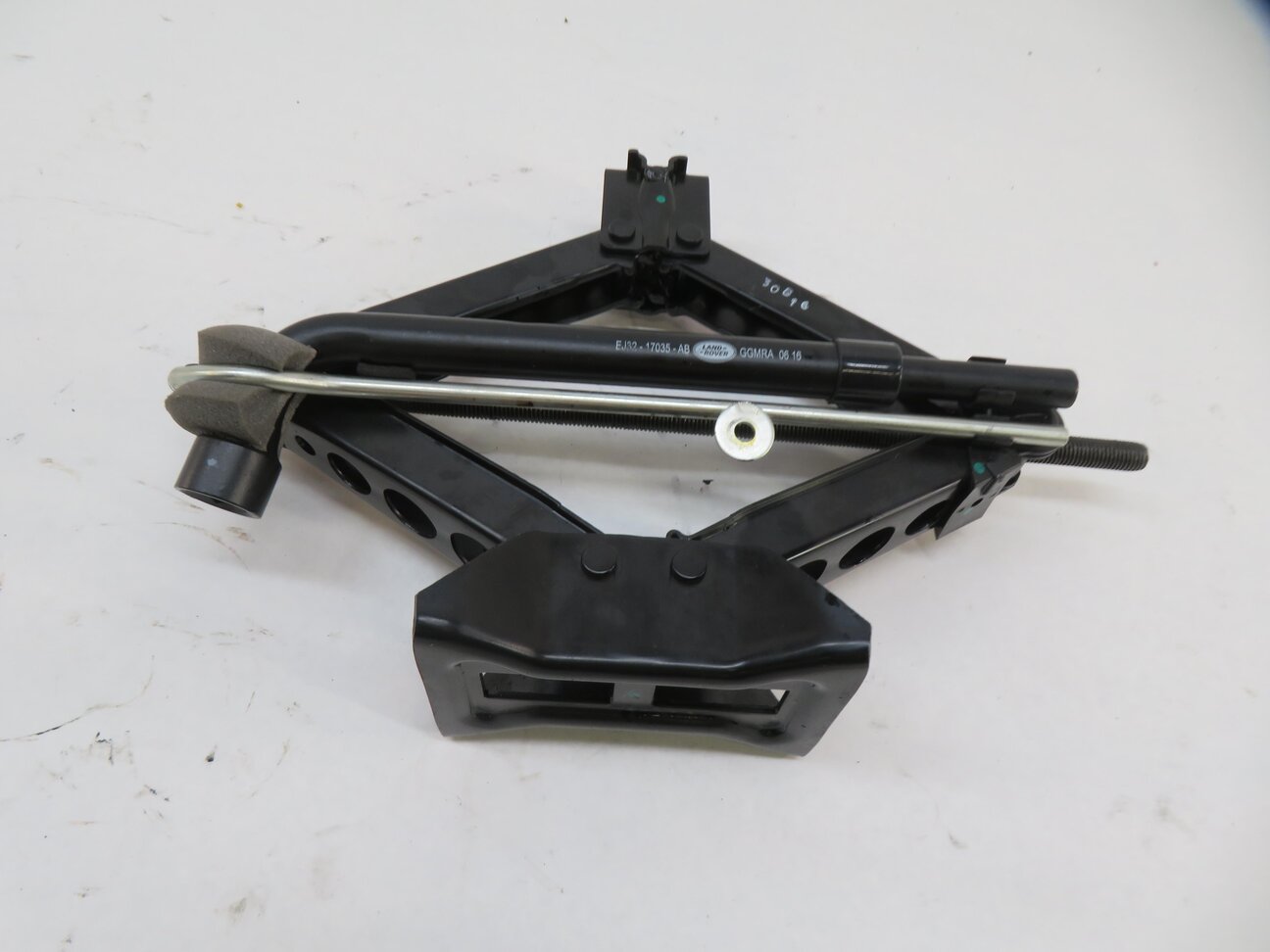 Thumbnail 7: 15-23 LAND ROVER DISCOVERY SPORT (L550) EMERGENCY ROADSIDE TIRE SCISSOR JACK