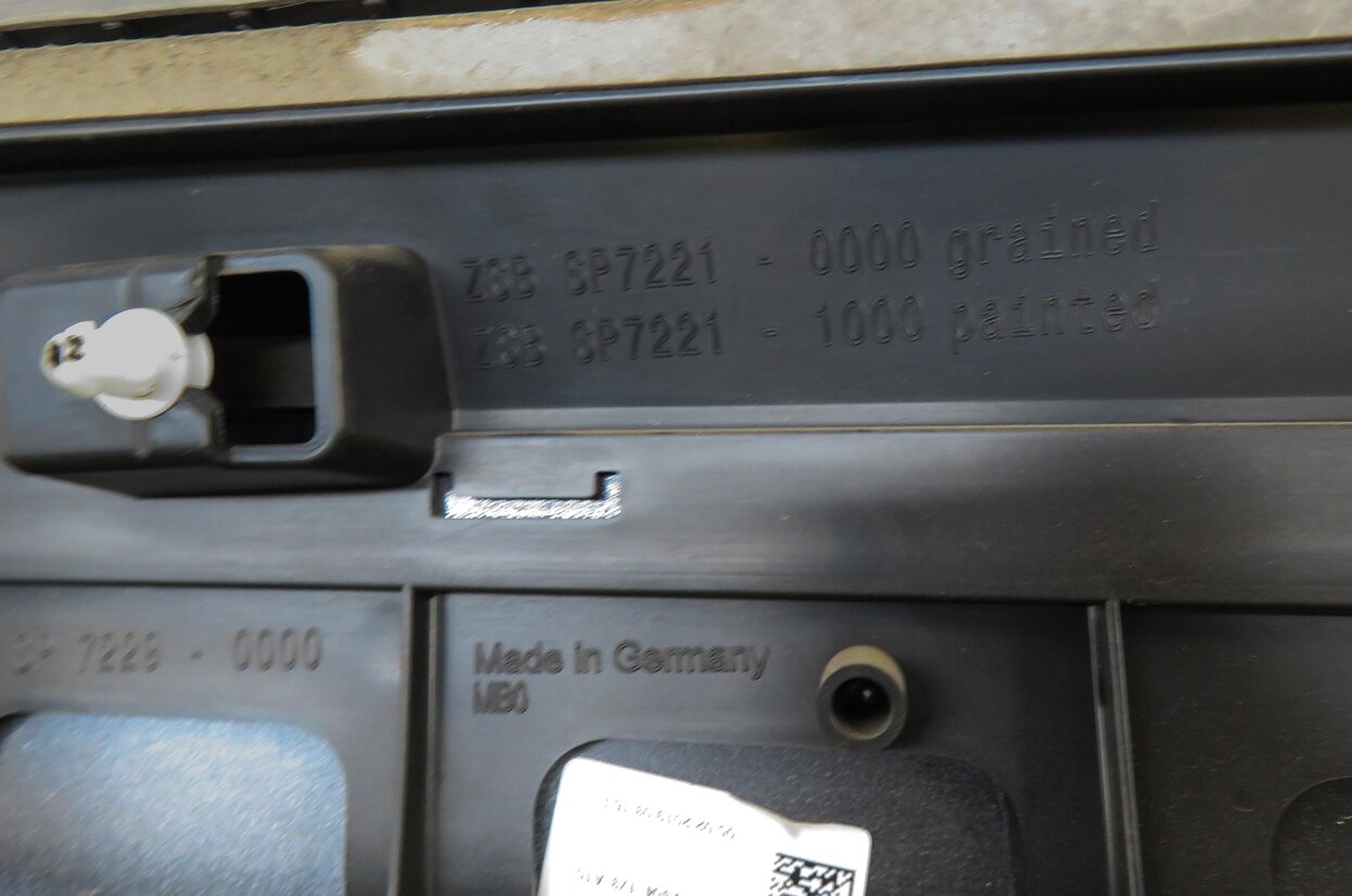 Thumbnail 6: 2019 AUDI Q7 (4M) FRONT LEFT DRIVER DOOR LOWER MOULDING RUNNER TRIM (WHITE 2Y2Y)