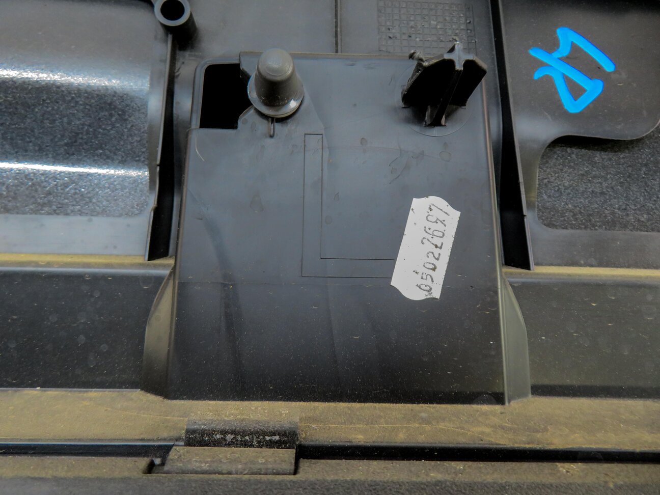 Thumbnail 5: 2019 AUDI Q7 (4M) REAR LEFT DOOR LOWER RUNNER TRIM MOULDING (GLACIER WHITE)
