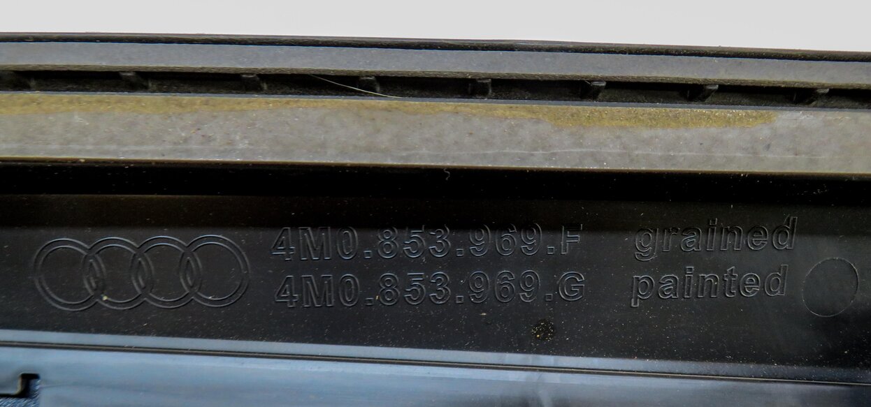 Thumbnail 6: 2019 AUDI Q7 (4M) REAR LEFT DOOR LOWER RUNNER TRIM MOULDING (GLACIER WHITE)