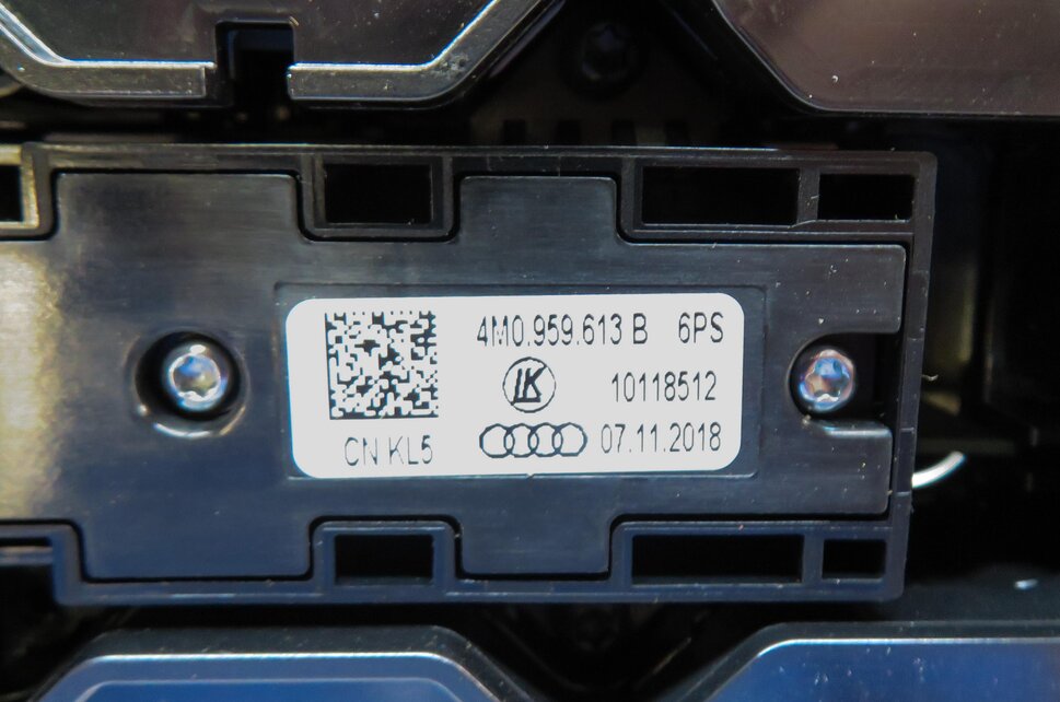 Thumbnail 6: 2019 AUDI Q7 (4M) FRONT INTERIOR DOMELIGHT MAP READING COURTESY LIGHT (BLACK)