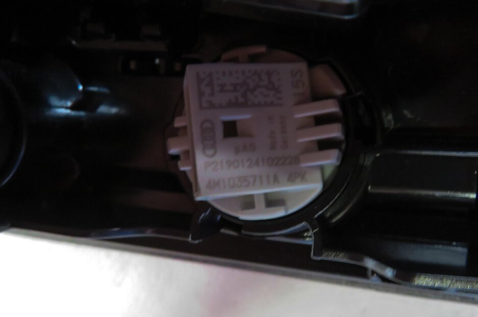 Thumbnail 8: 2019 AUDI Q7 (4M) FRONT INTERIOR DOMELIGHT MAP READING COURTESY LIGHT (BLACK)