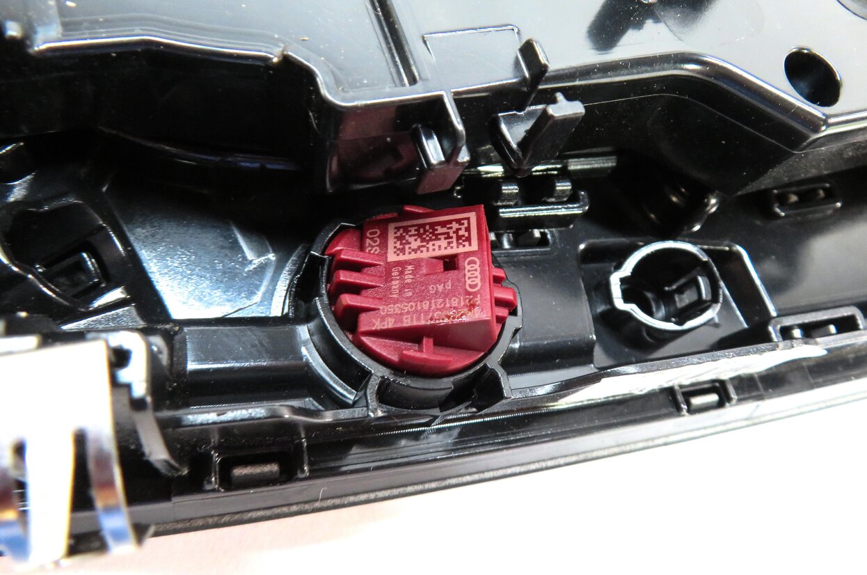 Thumbnail 9: 2019 AUDI Q7 (4M) FRONT INTERIOR DOMELIGHT MAP READING COURTESY LIGHT (BLACK)