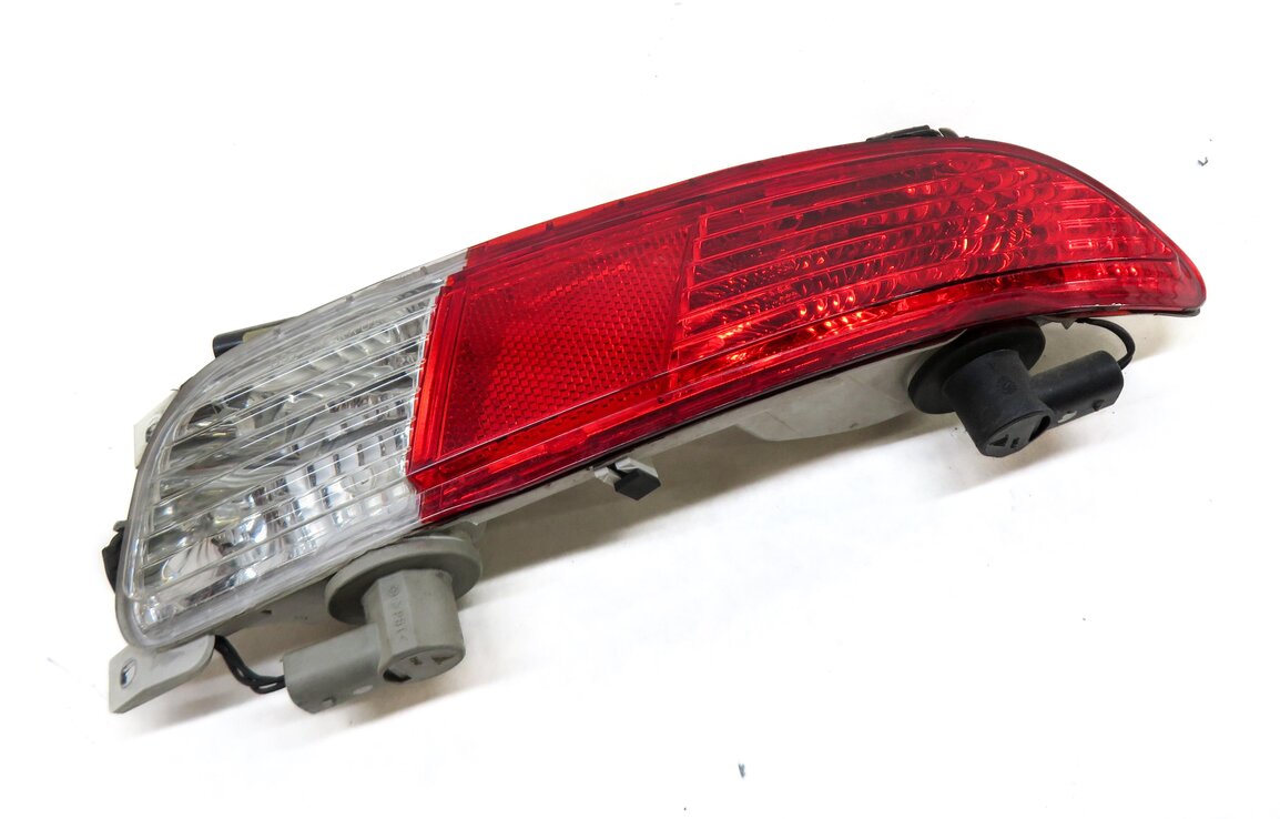 Thumbnail 3: 2006 BMW M6 (E63) REAR RIGHT PASSENGER LOWER BUMPER TAILLIGHT TAIL LIGHT LAMP