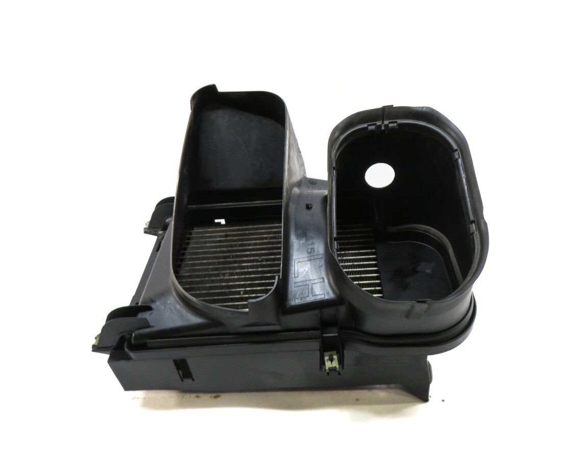Thumbnail 2: 2007-2010 BMW X5 (E70) 4.8L ENGINE OIL COOLER RADIATOR w/ SURROUND SHROUD