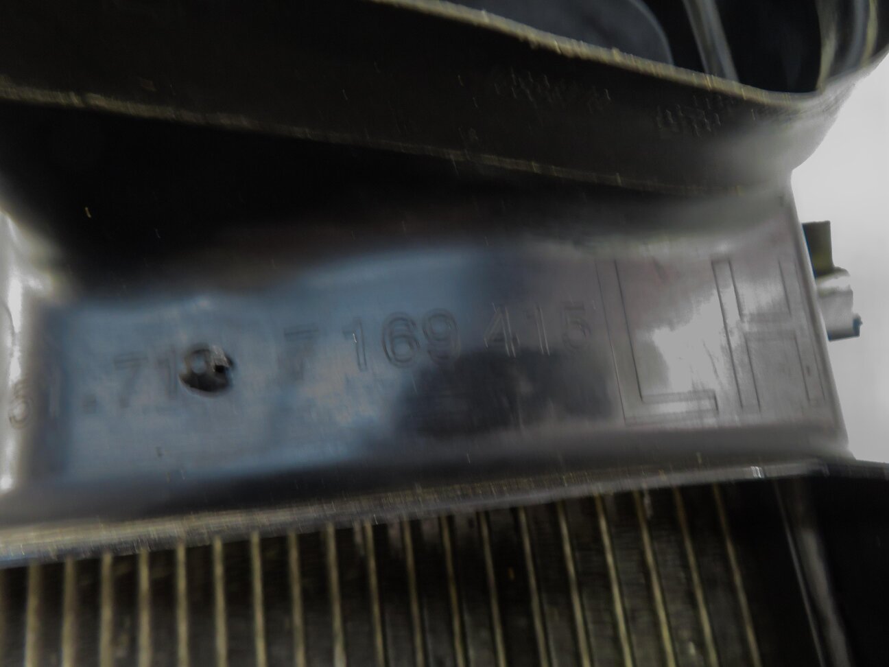 Thumbnail 8: 2007-2010 BMW X5 (E70) 4.8L ENGINE OIL COOLER RADIATOR w/ SURROUND SHROUD