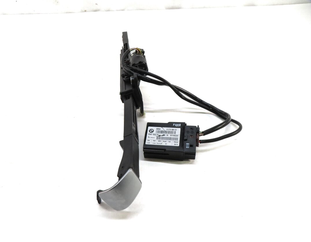 Thumbnail 4: 2016 BMW 435i COUPE (F32) FRONT RIGHT PASSENGER SEAT SEATBELT HANDOVER ARM