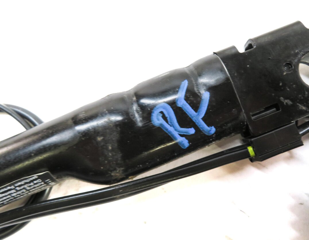 Thumbnail 6: 12-19 BMW 2 3 4 M3 (F22 F32 F33 F34 F36) FRONT RIGHT PASSENGER SEATBELT RECEIVER