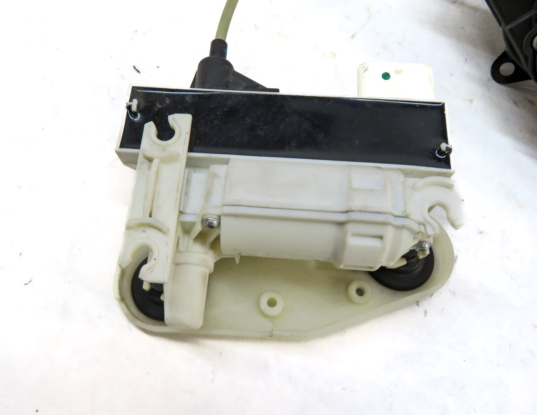 Thumbnail 5: 14-19 BMW 7 X6 (G11 G12 F15 F16) FRONT RIGHT SOFT CLOSE DOOR LATCH w/ ACTUATOR