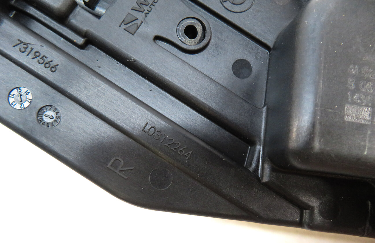 Thumbnail 6: 2015 BMW X5 (F15) REAR 2ND ROW RIGHT SEAT FOLD LATCH & RELEASE BUTTON (Black)