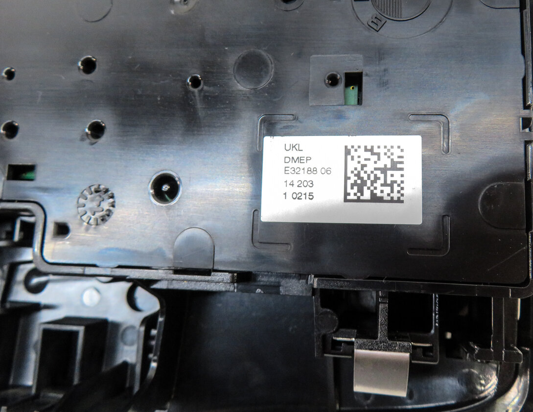 Thumbnail 7: 2015 BMW X5 (F15) FRONT ROOF CENTER PRIMARY DOME LIGHT & SUNROOF BUTTON (Black)