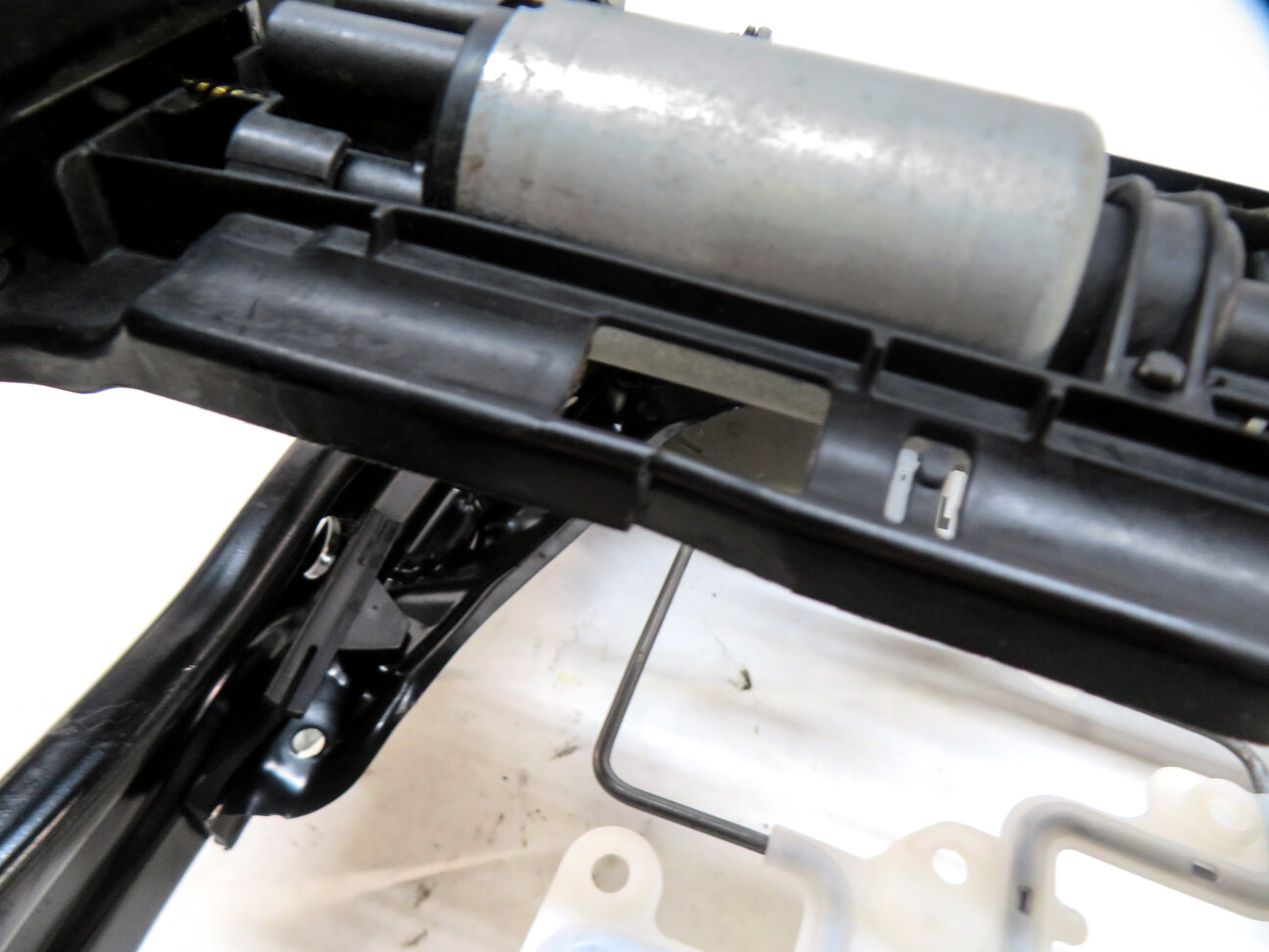 Thumbnail 6: 2015 BMW X5 (F15) FRONT RIGHT PASSENGER SEAT TRACK WITH ADJUST MOTORS