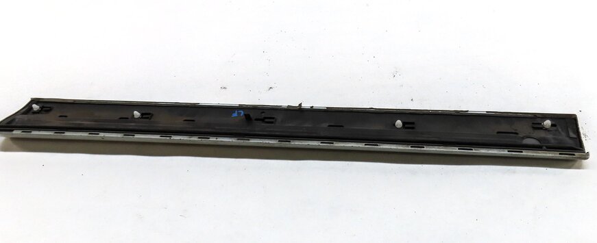 Thumbnail 6: 2016 AUDI Q5 (B8 8R) FRONT LEFT LOWER DOOR MOULDING TRIM PANEL (GLACIER WHITE)