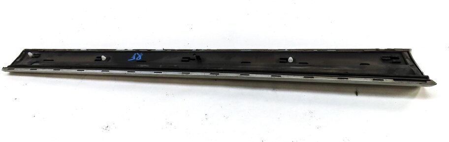 Thumbnail 6: 2016 AUDI Q5 (B8 8R) FRONT RIGHT LOWER DOOR MOULDING TRIM PANEL (GLACIER WHITE)