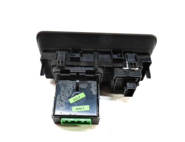 Thumbnail 4: 2020 DISCOVERY SPORT (L550) TRUNK OPEN CLOSE BUTTON PANEL w/ DIMMER SWITCH