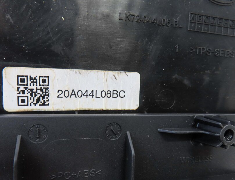 Thumbnail 7: 2020 DISCOVERY SPORT (L550) FRONT CENTER CONSOLE STORAGE CUBBY w/ USB PLUG