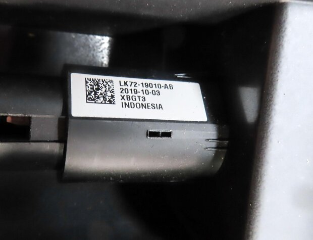 Thumbnail 8: 2020 DISCOVERY SPORT (L550) FRONT CENTER CONSOLE STORAGE CUBBY w/ USB PLUG