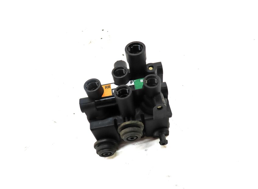 Thumbnail 3: 2014 LAND RANGE ROVER (L405) REAR AIR SUSPENSION TRANSFER RELIEF VALVE BLOCK
