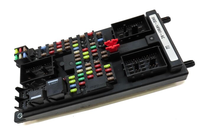 Thumbnail 3: 2014 LAND RANGE ROVER (L405) FRONT RIGHT PASSENGER DASH POWER JUNCTION FUSE BOX