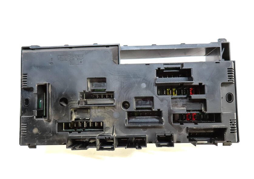 Thumbnail 5: 2013 BMW 535i (F10) FRONT POWER DISTRIBUTION RELAY FUSE BOX 61149252815