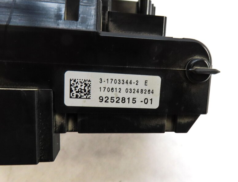 Thumbnail 6: 2013 BMW 535i (F10) FRONT POWER DISTRIBUTION RELAY FUSE BOX 61149252815