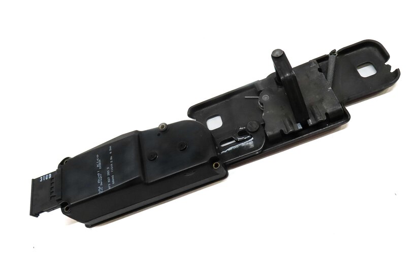 Thumbnail 3: 2010 AUDI Q5 (B8 8R) REAR TRUNK LOCK LATCH STRIKER PLATE 4F9827383D