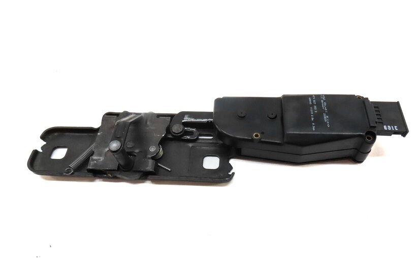 Thumbnail 4: 2010 AUDI Q5 (B8 8R) REAR TRUNK LOCK LATCH STRIKER PLATE 4F9827383D