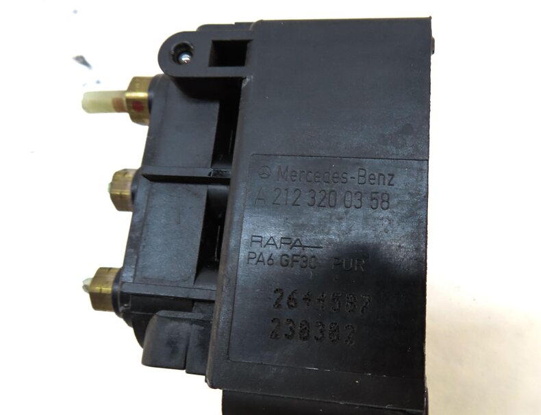 Thumbnail 6: 2012 MERCEDES GL350 (X164) AIR SUSPENSION TRANSFER RELIEF VALVE BLOCK 2123200358