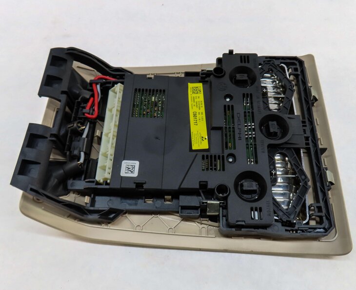 Thumbnail 5: 2011 BMW 535i (F10) FRONT ROOF CENTER PRIMARY DOME LIGHT ASSEMBLY (BEIGE)