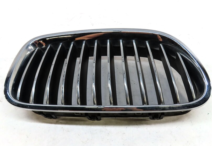 Thumbnail 2: 2011-2013 BMW 528i 535i 550i (F10) RIGHT FRONT BUMPER AIR VENT GRILLE (CHROME)