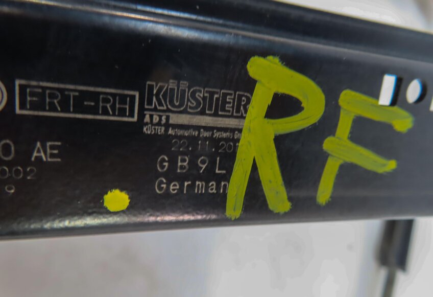Thumbnail 7: 13-19 RANGE ROVER (L405) RIGHT FRONT PASSENGER DOOR WINDOW REGULATOR w/ MOTOR