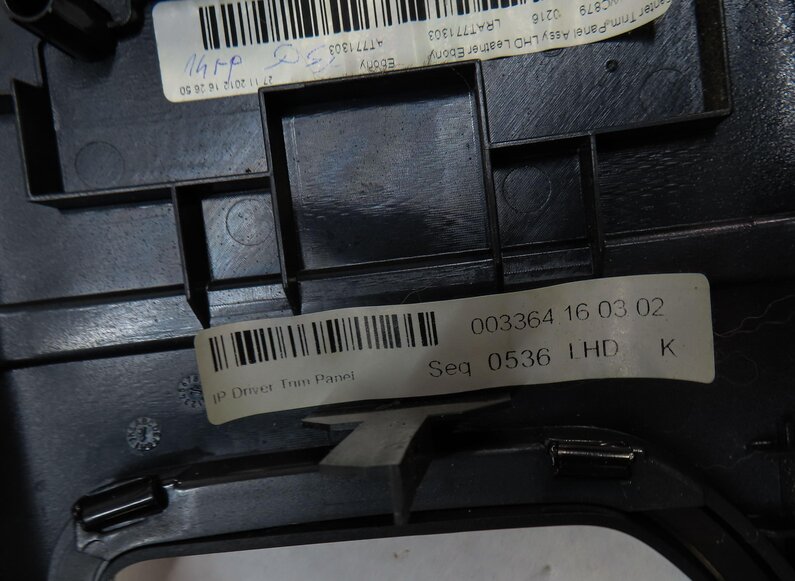 Thumbnail 7: 2013 LAND RANGE ROVER (L405) FRONT CENTER DASH DISPALY SCREEN TRIM (EBONY BLACK)