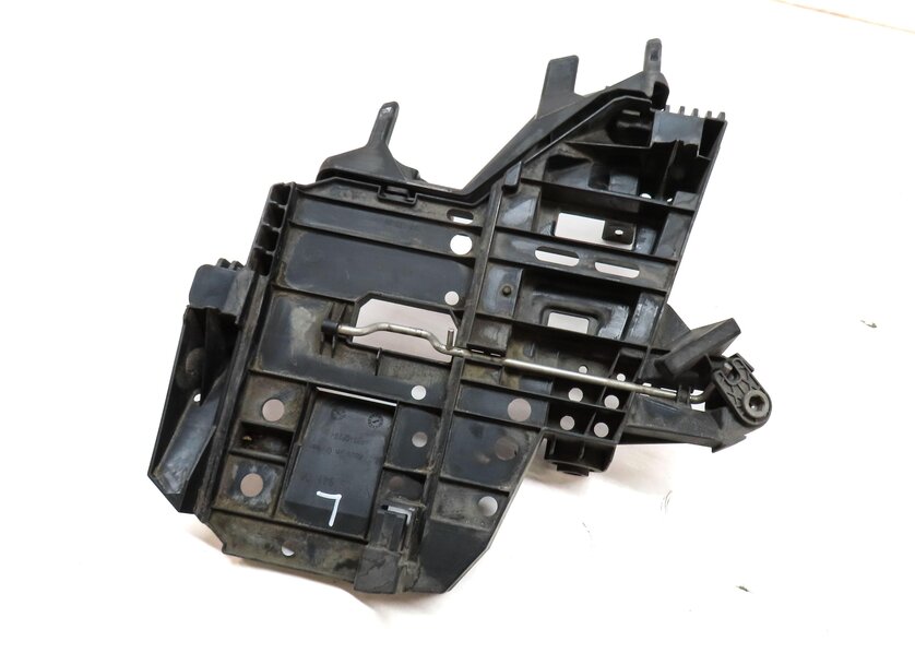 2009 PORSCHE CAYENNE (957) FRONT LEFT DRIVER HEADLIGHT MOUNT BRACKET 7L5941045