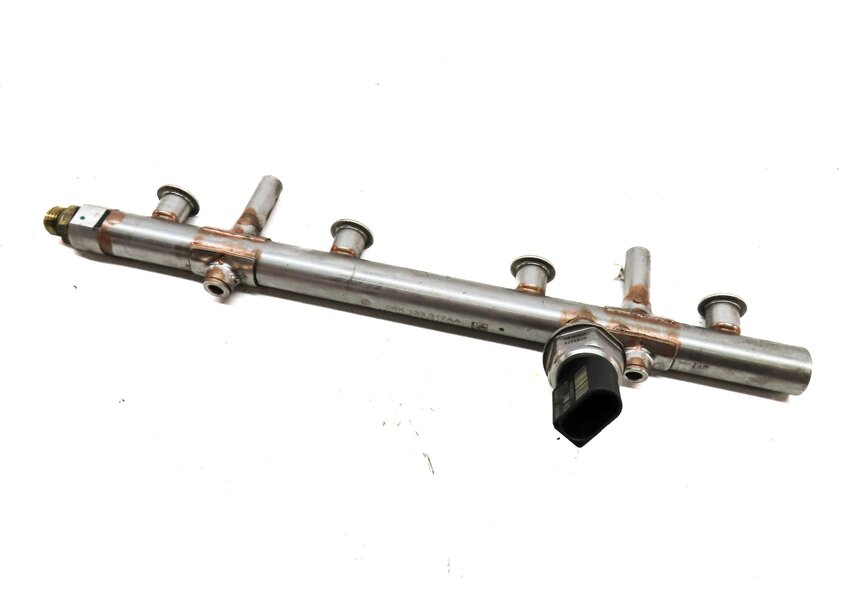 Thumbnail 1: 2018 AUDI Q5 (FY 80A) 2.0L DAYB TURBO ENGINE FUEL RAIL w/ SENSOR 06K133317AA