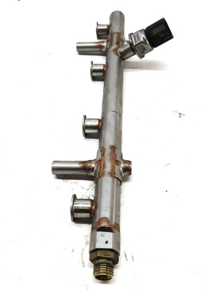 Thumbnail 4: 2018 AUDI Q5 (FY 80A) 2.0L DAYB TURBO ENGINE FUEL RAIL w/ SENSOR 06K133317AA