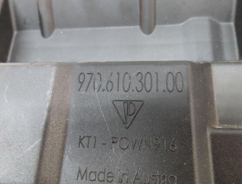 Thumbnail 4: 2011 PORSCHE PANAMERA (958) POWER JUNCTION BODY CONTROL MODULE 97061030100