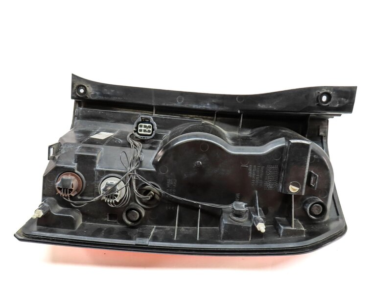 Thumbnail 6: 2014-2016 LAND ROVER LR4 - LEFT DRIVER SIDE REAR TAILLIGHT BRAKE LIGHT STOP LAMP