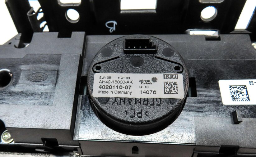 Thumbnail 6: 2014 LAND ROVER LR4 RADIO NAVIGATION PHONE VIDEO CLOCK INFO SWITCH BUTTON PANEL