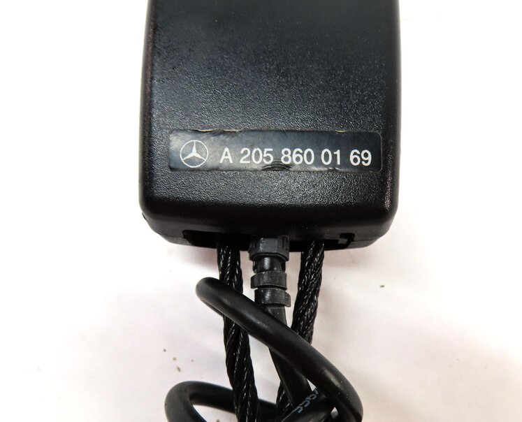 Thumbnail 6: 15-21 MERCEDES C GLC (W205 X253) RIGHT FRONT PASSENGER SEATBELT RECEIVER (BLACK)