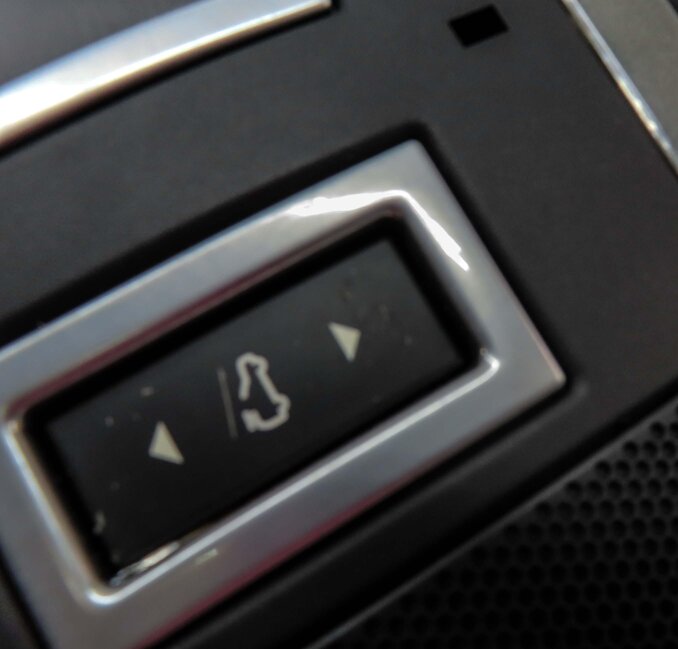 Thumbnail 8: 2015 LAND RANGE ROVER (L405) FRONT CENTER ROOF PRIMARY DOME LIGHT (BLACK)