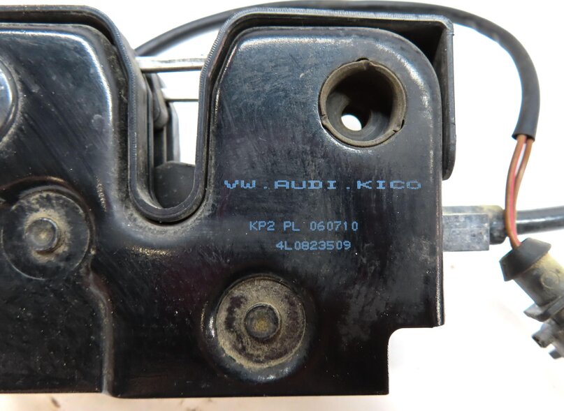 Thumbnail 6: 2011 AUDI Q7 (4L) FRONT LOWER HOOD LOCK LATCH STRIKER PLATE 4L0823509