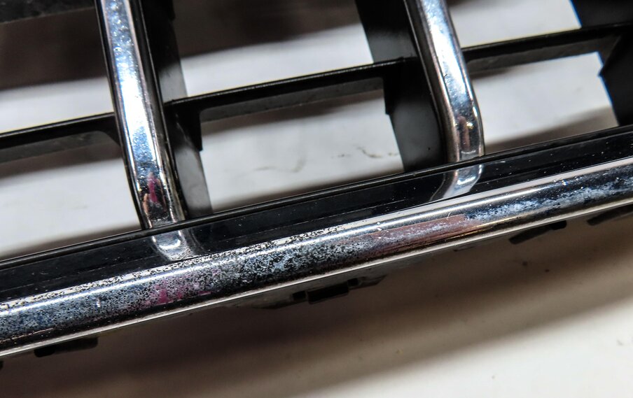 Thumbnail 8: 2010-2015 AUDI Q7 (4L) FRONT MAIN CENTER HOOD GRILLE AIR VENT TRIM (BLACK)